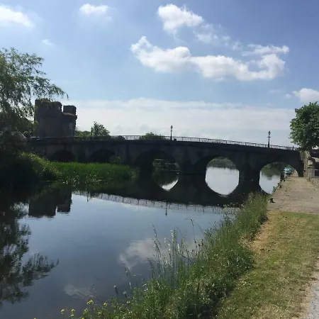 Carey's Bar & Kilkenny Border * Oldleighlin