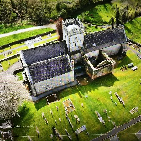 Carey's Bar & Kilkenny Border شقة