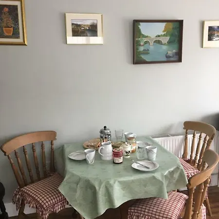 Carey's Bar & Kilkenny Border Апартаменты *