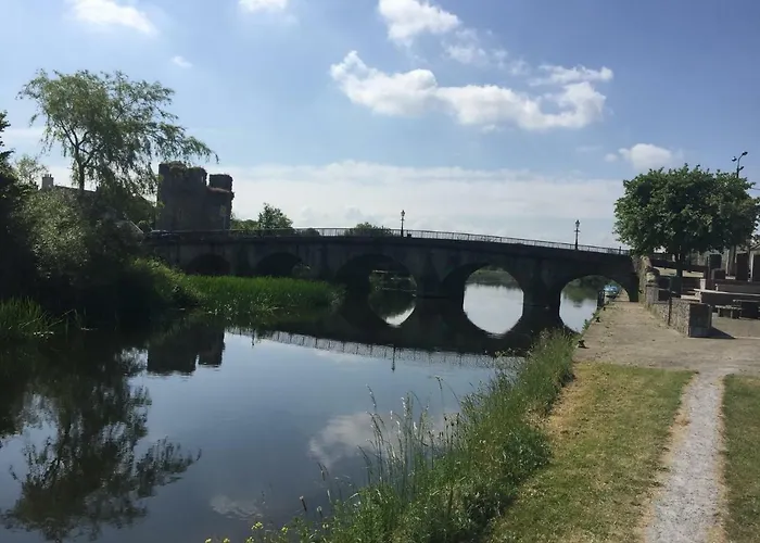 Carey's Bar & Kilkenny Border * Oldleighlin