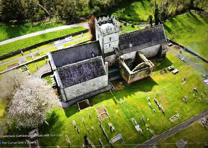 Carey's Bar & Kilkenny Border Apartmán